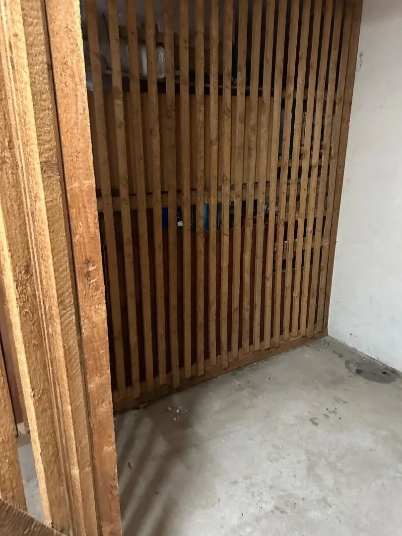 Holzverschlag in einem leeren Raum