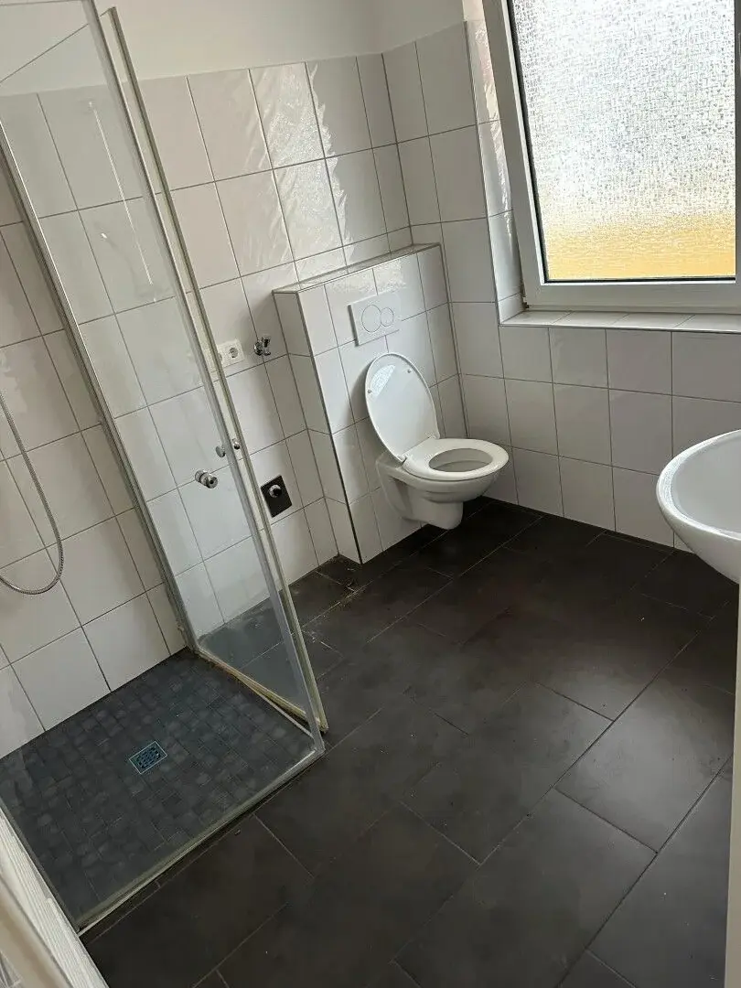 Modernes Badezimmer mit Dusche und WC nach einer Entrümpelung in Köln