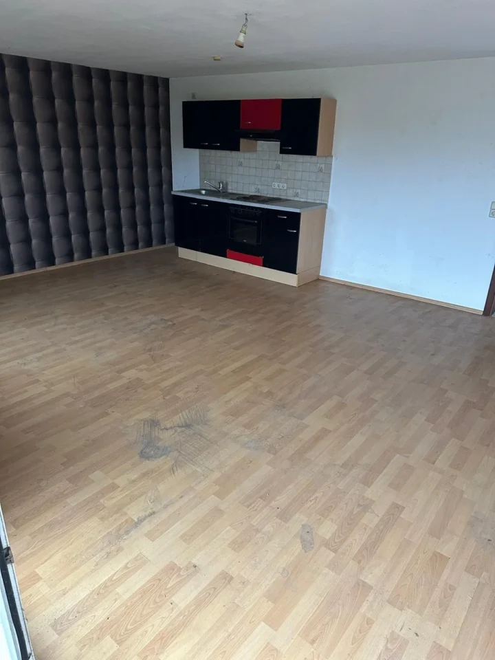 Ordentliches und aufgeräumtes Zimmer nach der Entrümpelung vom Entrümpelungskaiser