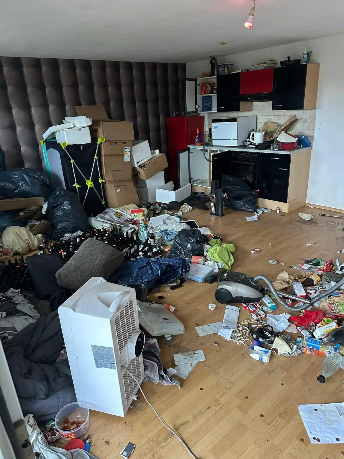 Unordentliches Zimmer vor der Entrümpelung vom Entrümpelungskaiser